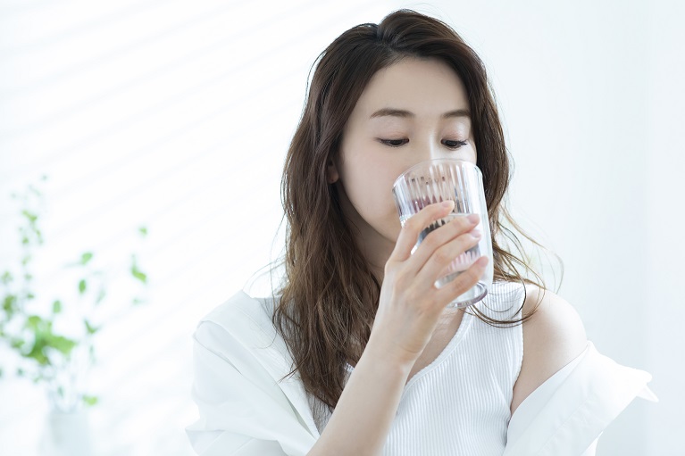 水を飲む